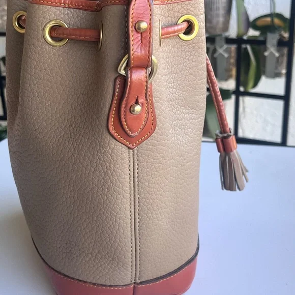 VINTAGE DOONEY AND BOURKE CROSSBODY BUCKET SAND AND TAN TRIM DRAWSTRING - Picture 9 of 15
